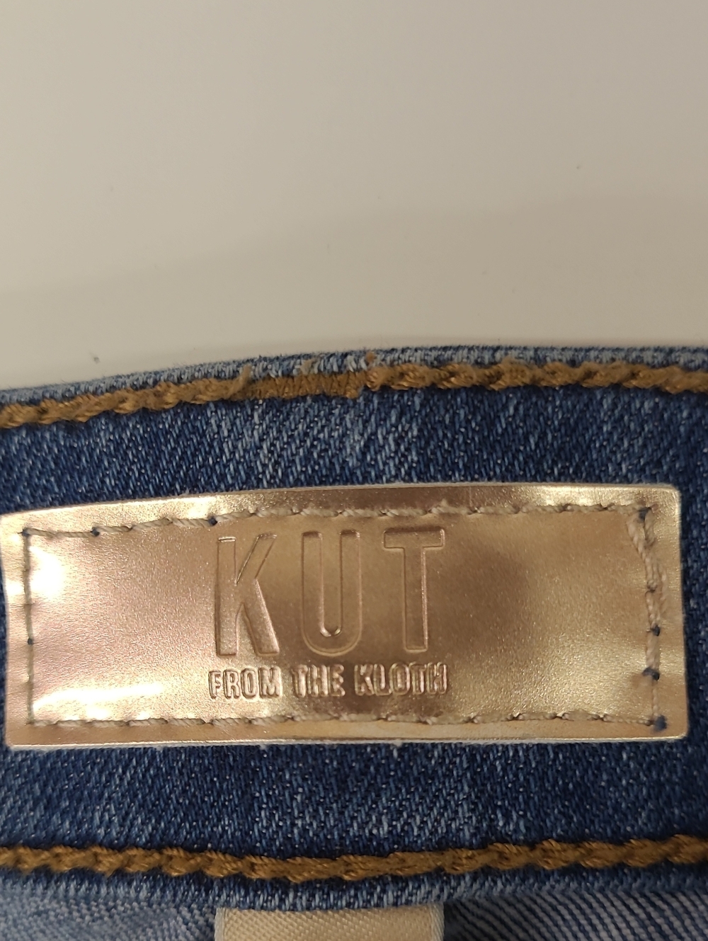 Kut from the Kloth Catherine Boyfriend Jeans Size 6 Medium Wash Stretch Denim - Picture 4 of 10